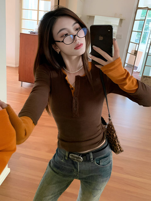 Color-Blocked Fake Two-Piece Long-Sleeve Base Shirt for Women, Autumn and Winter, High-End American Style, Age-Reducing, Slimming Chic Top