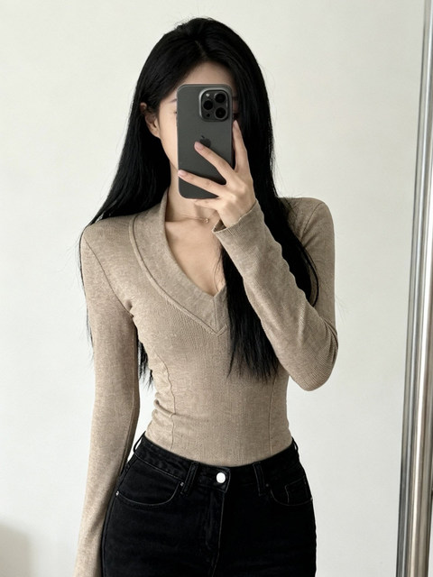 This Year's Trendy Hot-Selling Item: a High-End, Super Stylish V-Neck Base Layer Top for Women, Slim Fit, Flattering, with Regular Shoulders, for Autumn and Winter