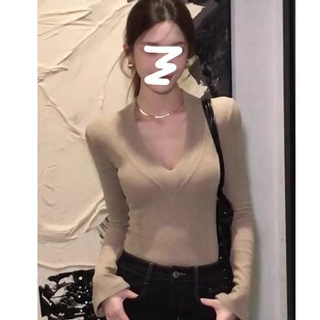 Long-Sleeve V-Neck Undershirt for Women, Autumn and Winter Pure Desire Style, Slim Fit Padded Shoulder Short T-Shirt Top