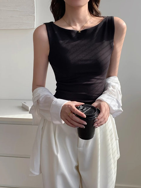 Short Camisole for Women, Suitable for Outerwear in Summer 2025, New Slim-Fit Sleeveless Top with a Halter Neck for a Trendy Look