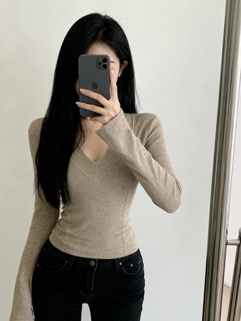 This Year's Trendy Hot-Selling Item: a High-End, Super Stylish V-Neck Base Layer Top for Women, Slim Fit, Flattering, with Regular Shoulders, for Autumn and Winter