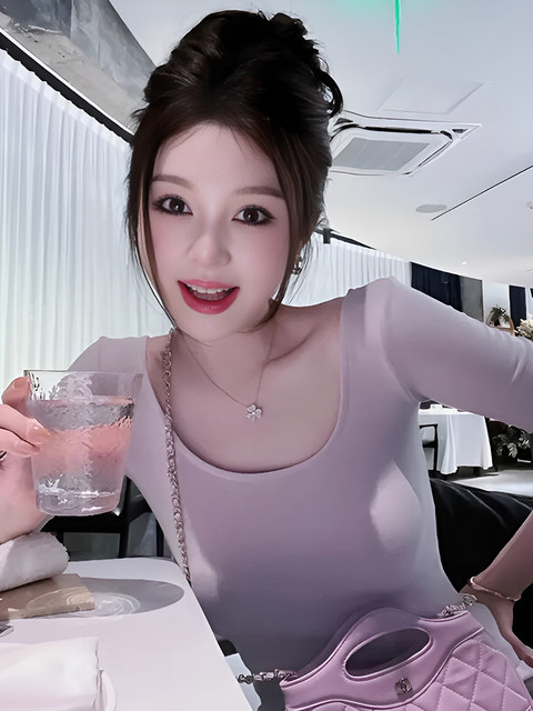 Pure Desire to Show Off Figure, Mid-Sleeve Light Purple T-Shirt for Women, Summer Tight-Fitting Five-Quarter Sleeve, Sweet and Spicy, Slimming U-Neck Base Shirt Top