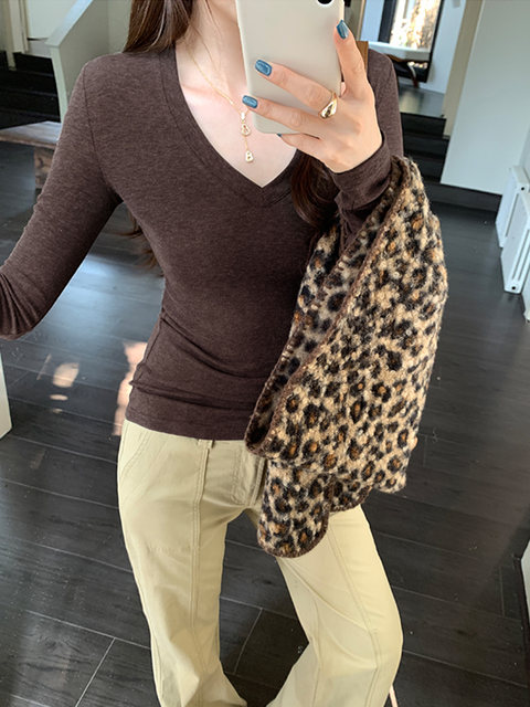 Coffee-Colored V-Neck Long-Sleeve Base T-Shirt for Women, Autumn and Winter, Pure and Sexy, Tight-Fitting, Low-Neck, Regular Shoulder, Slim-Fit Top