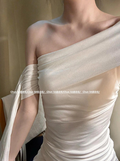 One-Shoulder Tube Top with Straps, Women's Summer and Autumn New Design, Stylish and Comfortable, Slim-Fitting, Pure and Alluring Style, Off-Shoulder Top