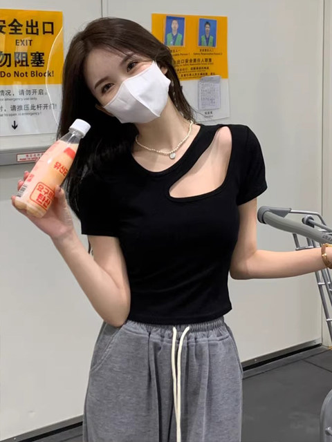 Designed Cut Out Right Shoulder Short-Sleeved Collarbone Top for Women in Summer, Unique and Beautiful Slimming Look Sexy T-Shirt