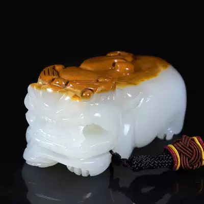 Natural Afghan Jade, hand-held, brave man, carry a play object, a shot