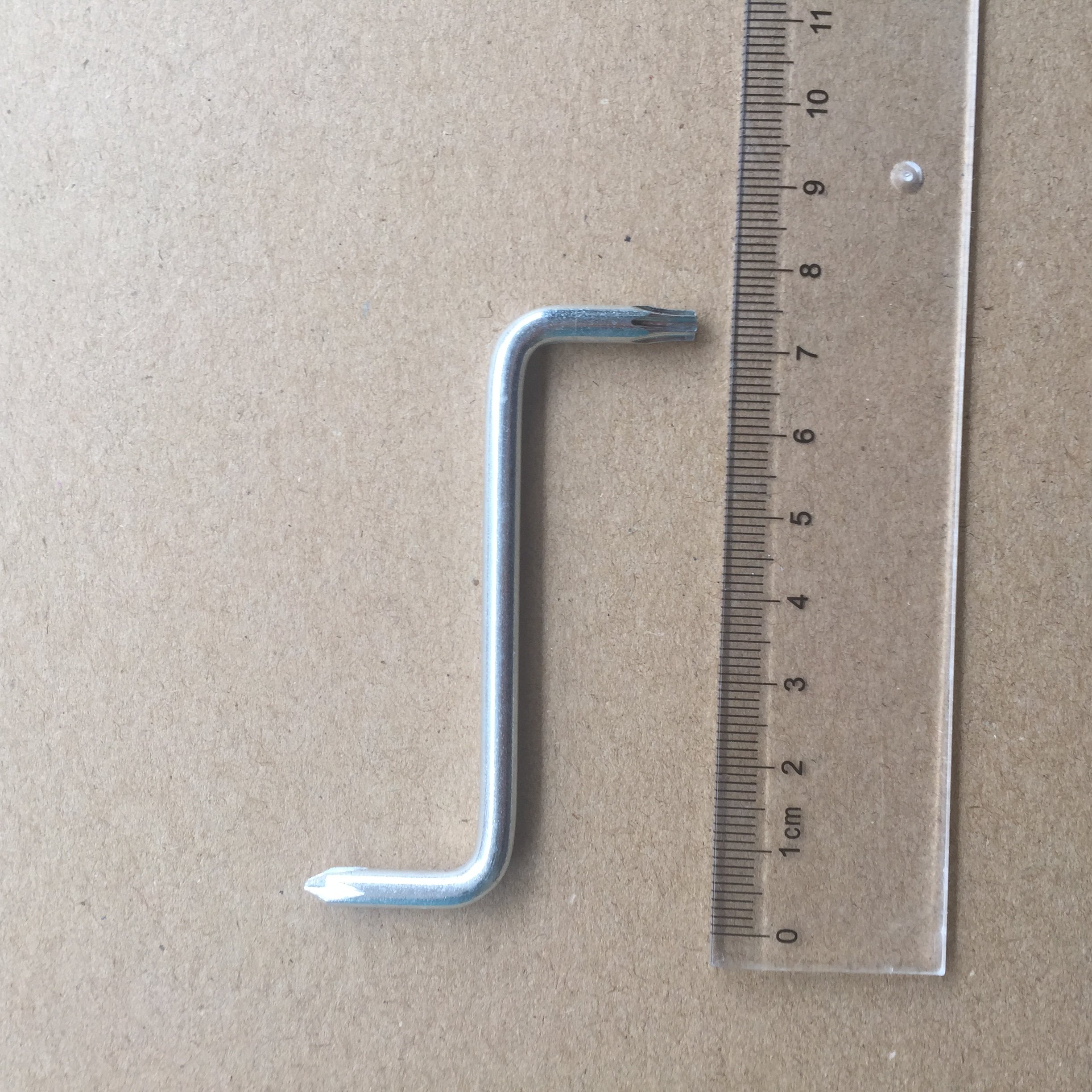 Supply Z type plum screwdriver T20 hex cross wrench car fender wrench tool Taobao gift