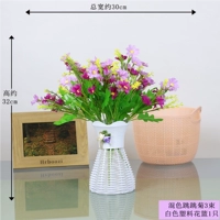 3 фиолетовых хризантема + белая цветочная корзина