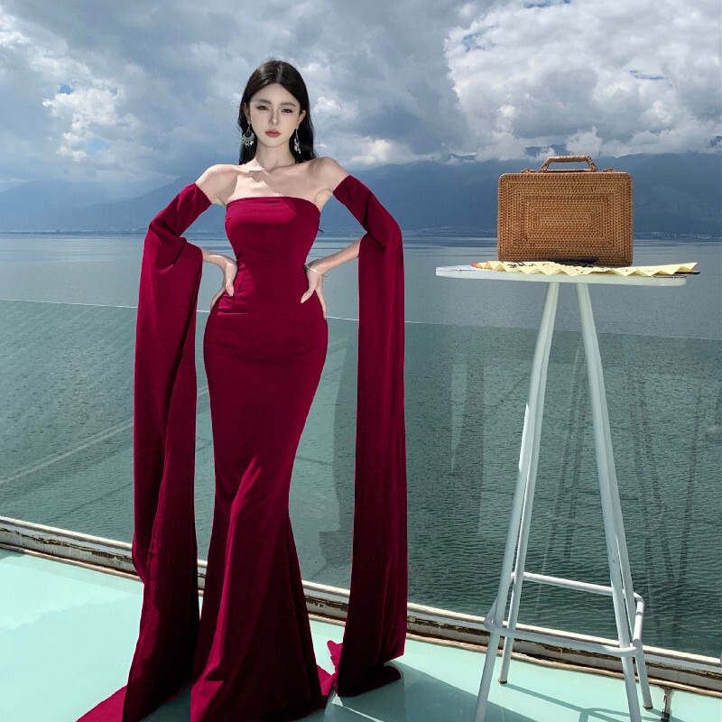 Red Strapless Floor-Length Gown with a Train, Suitable for Hosting, Slimming, High-End Feel, Toast Dress, Backless Long Dress