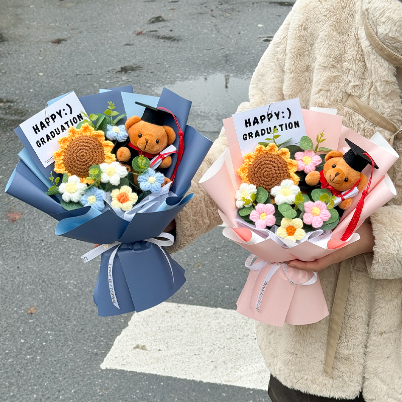 クリエイティブな手編みのひまわりのドクターベアブーケ。卒業シーズンに高校生の同級生や友達、大人へのギフトとして贈る
