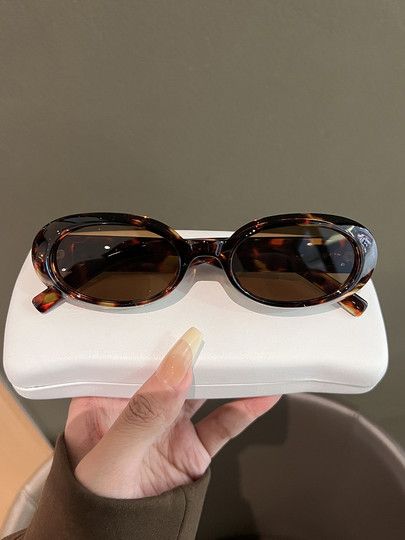Retro Black Small Face Oval Cat-Eye Sunglasses for Women, Versatile, High-End, Photo-Taking, Concave Shape Sunglasses, Anti-Uv