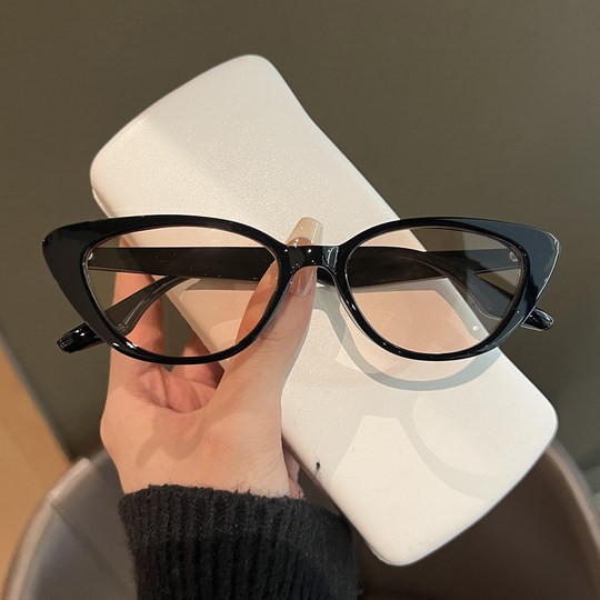 European and American retro triangle cat eye small face sunglasses for women, high-end ins small frame sun protection concave shape photo sunglasses