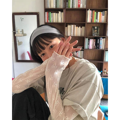Liangliangjia's bow print tulle base layer shirt is a new spring collection for women, versatile and slimming. It can be layered over long-sleeved T-shirts