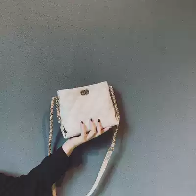 La mode leather Net red bucket bag female 2020 new crossbody senior sense French niche diamond chain bag