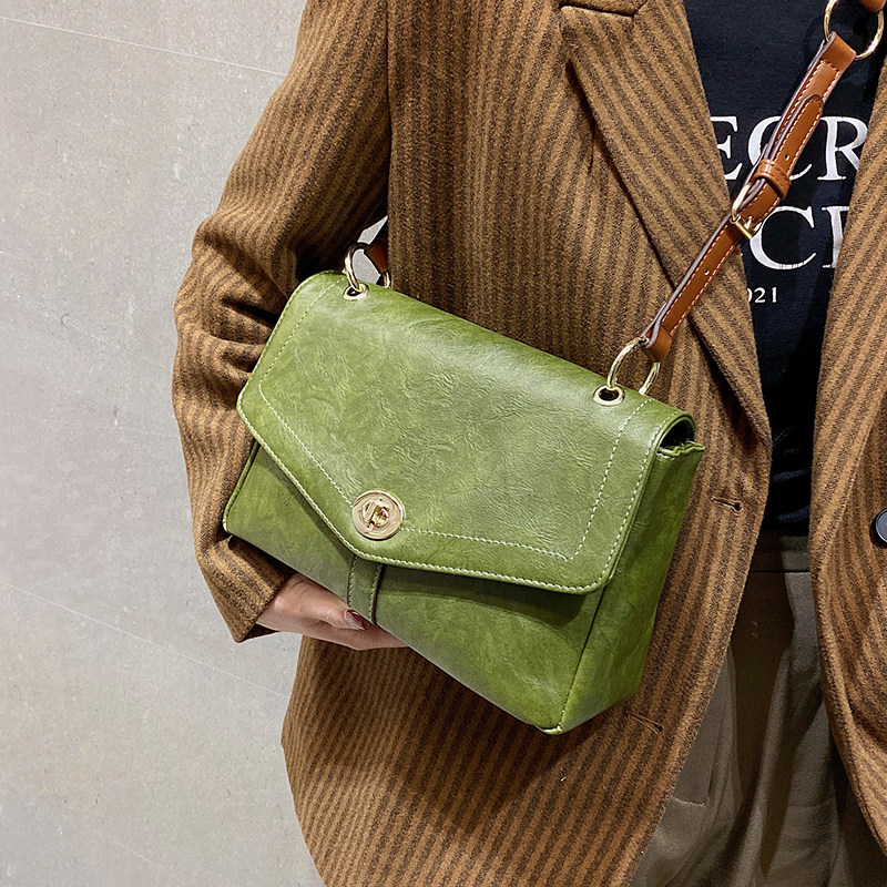 French small crowdsourced ultra-fire green packet women 2022 autumn and winter new inclined satchel superior sense single shoulder genuine leather