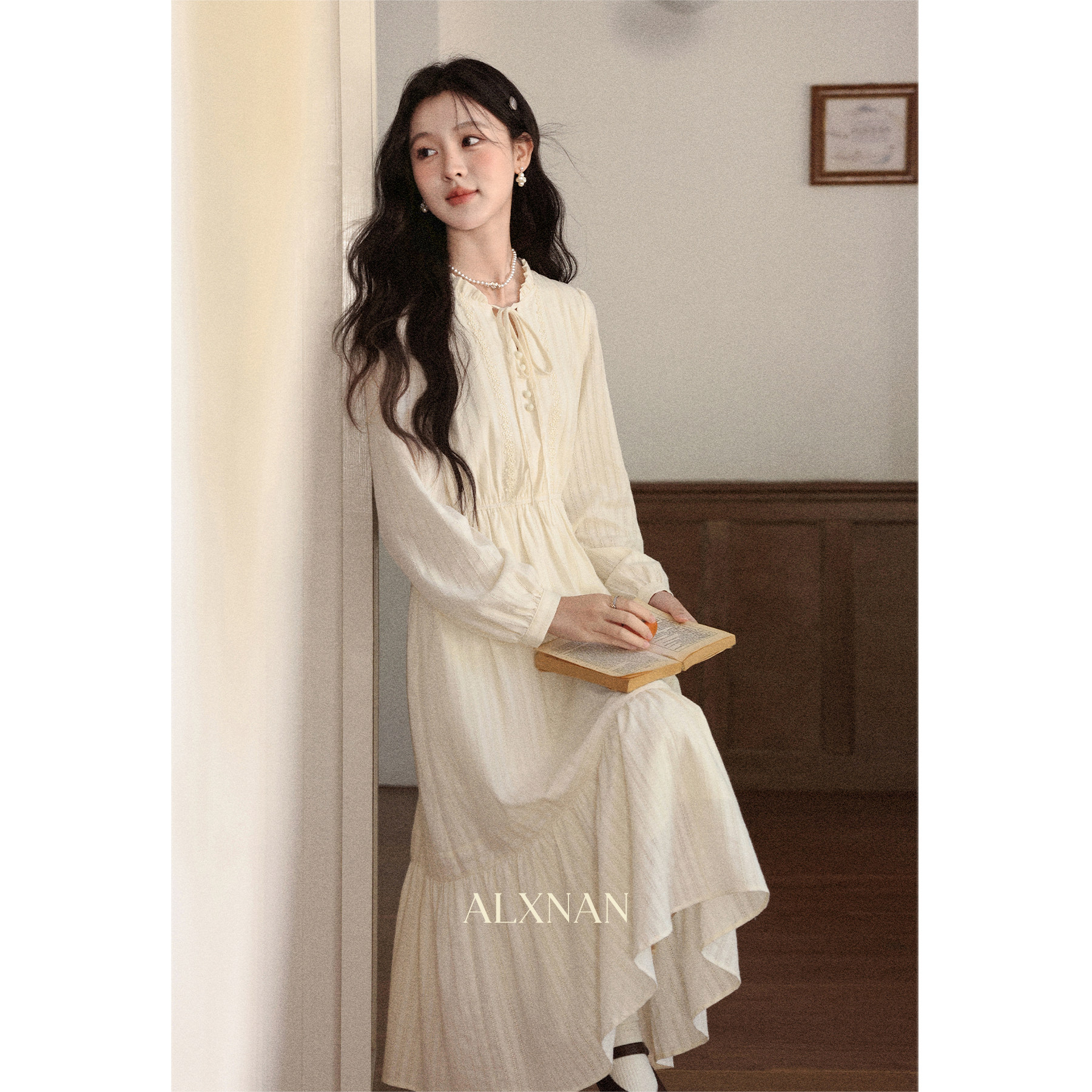 Lu Xiangnan "Purple Mist Apricot Whisper" Váy dài tay màu trắng mơ kiểu Pháp dành cho nữ, váy dài mùa thu kiểu bánh tiên.