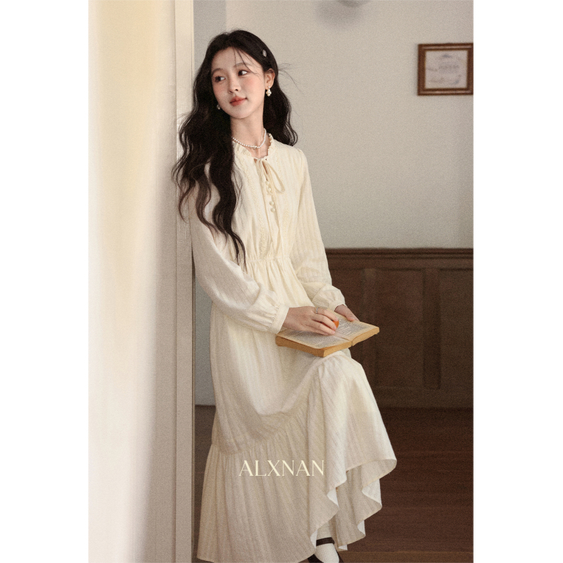 Lu Xiangnan's "Purple Mist Apricot Language" French-Style White Apricot Long-Sleeve Inner Dress for Women, Autumn Fairy Cake Long Dress