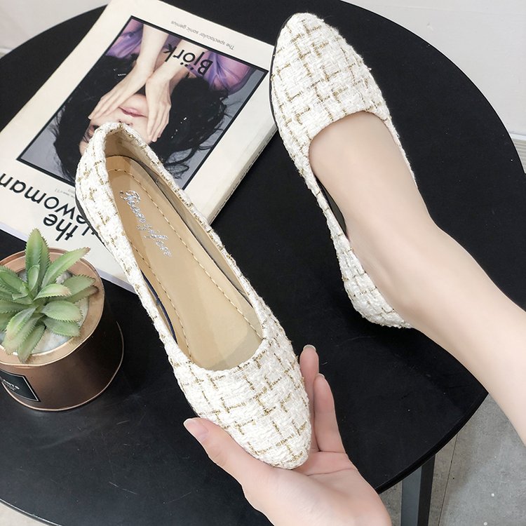 Shallow mouth shoes women's 2020 spring and autumn new flat-bottomed all-match fairy pointed toe low-heeled net red one pedal beanie tide shoes