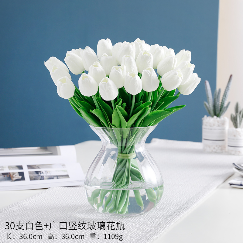 букет тюльпанов в вазе. выгонка тюльпанов. вода для тюльпанов в вазе. букет тюльпанов в вазе. луковицы тюльпанов в стеклянной вазе.