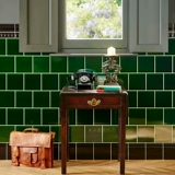 В последней семейной ретро темно -зеленый фарфор, плитка из кухонной плитки в ванной комнате маленькая плитка, темно -зеленая полоски давления