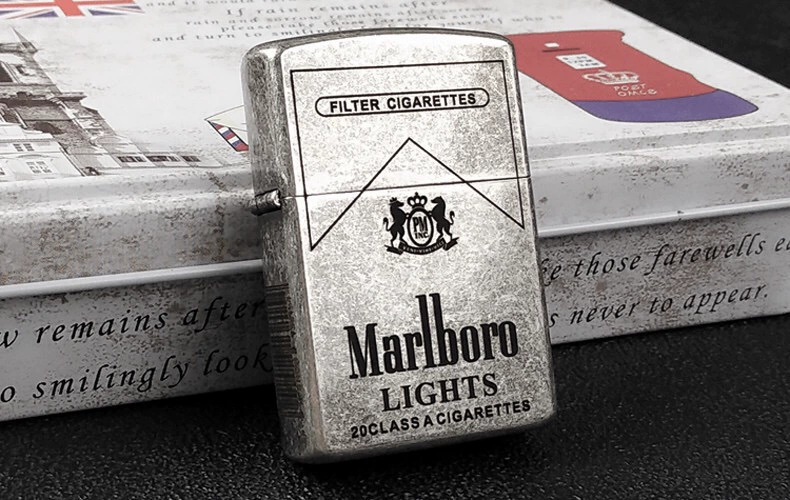 Siêu chơi dầu hỏa nhẹ Marlboro đồng nguyên chất chạm khắc năm mặt retro cổ điển mài bánh xe gió nhẹ dầu hỏa nhẹ hơn - Bật lửa