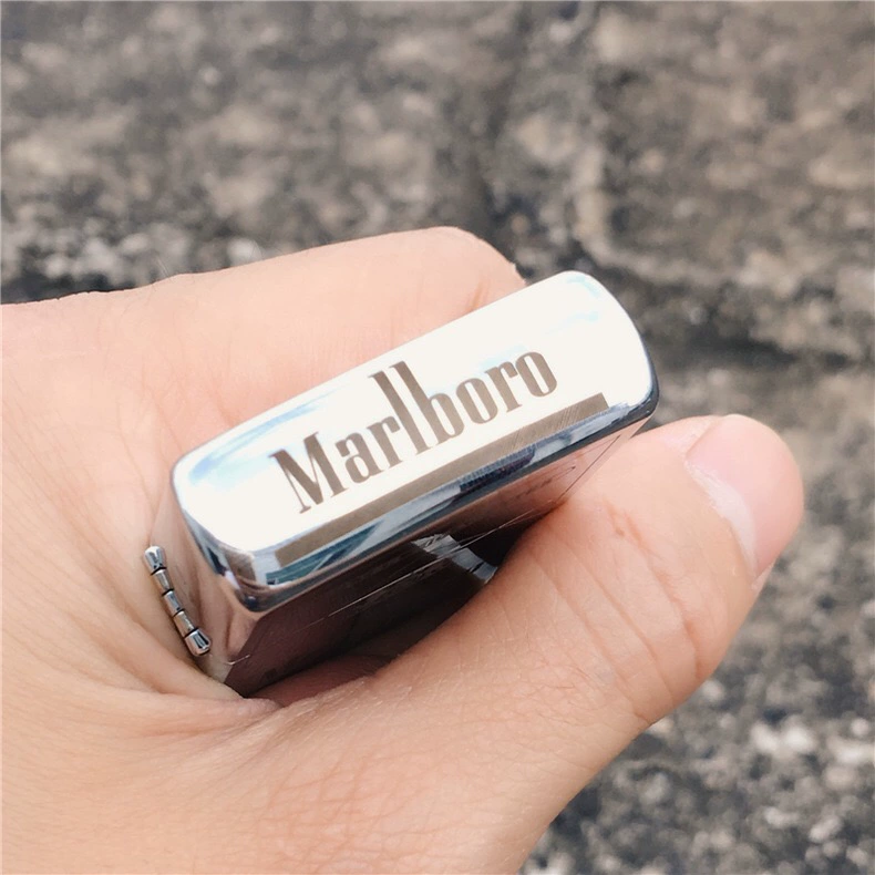 Siêu chơi dầu hỏa nhẹ Marlboro đồng nguyên chất chạm khắc năm mặt retro cổ điển mài bánh xe gió nhẹ dầu hỏa nhẹ hơn - Bật lửa