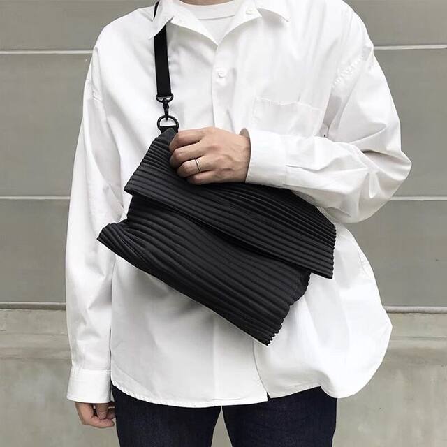 Pleated bag with folded striped nylon INS men and women with the same style minimalist black small size all-match one-shoulder cross-body bag