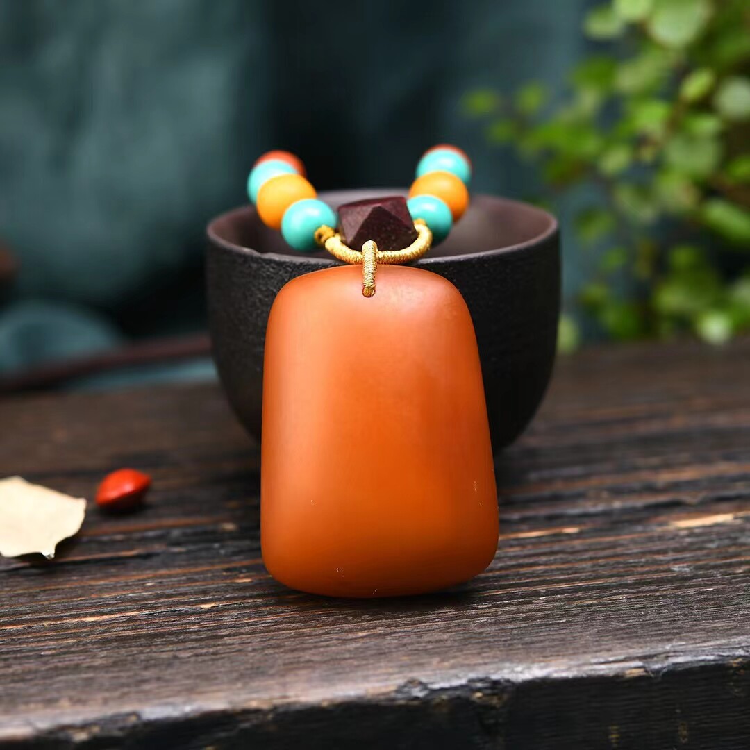 Natural old beeswax safe and sound brand pendant amber rough stone safe buckle necklace water drop pendant men and women sweater chain