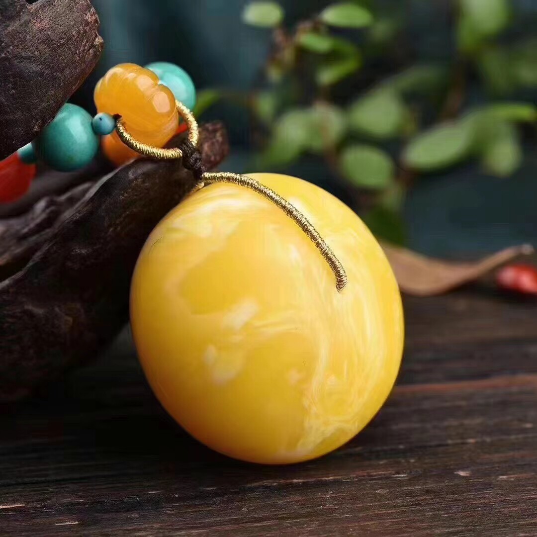 Natural beeswax safety buckle pendant amber rough stone old honey hidden buckle with type pendant water drop sweater necklace