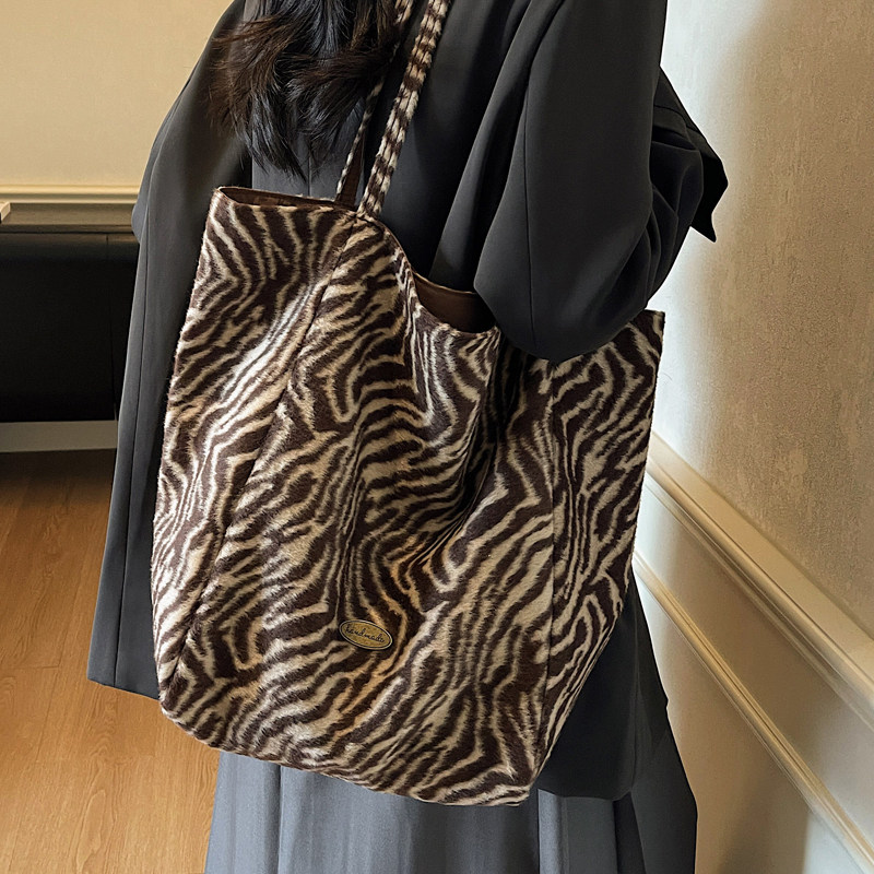 Женская сумка в западном стиле с рисунком зебры, новинка 2025 года, осенняя и зимняя супер-пожарная сумка-тоут большой емкости, универсальная сумка на плечо для пригородных поездок