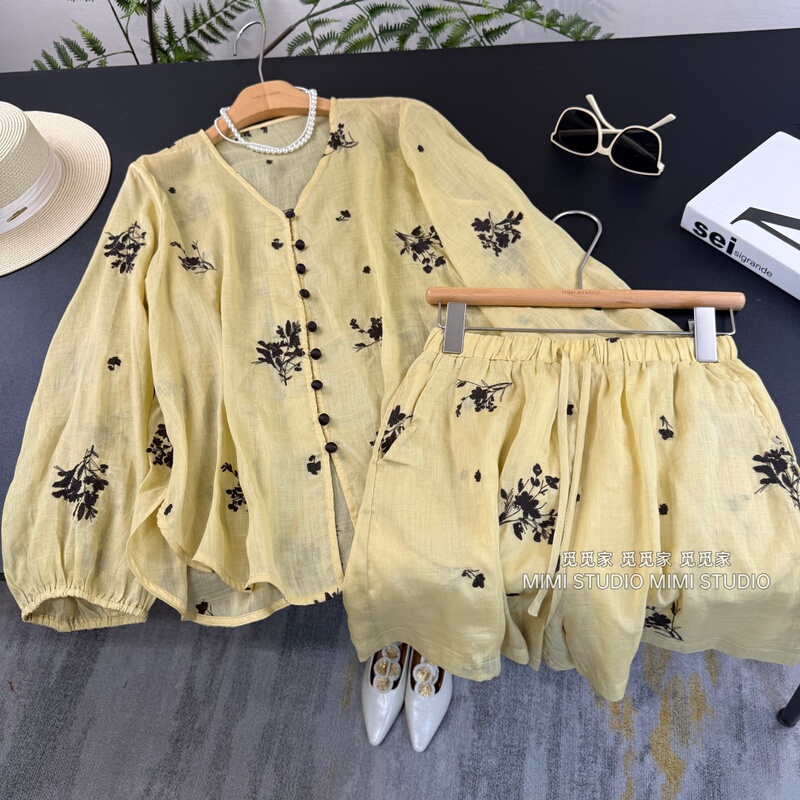 Chinese Style V-Neck Ramie Sun-Protective Cardigan Top and Pants Set for Women, Summer Fashion, Elegant, Slightly Sheer Shorts Two-Piece Set Chinese Style V-Neck Ramie Sun-Protective Cardigan Top and Pants Set for Women, Summer Fashion, Elegant, Slightly Sheer Shorts Two-Piece Set