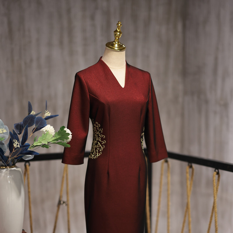 Mu Lan wedding V-collar gold embroidered wedding banquet mother dress long version 2021 autumn seven-point sleeve simple high-end