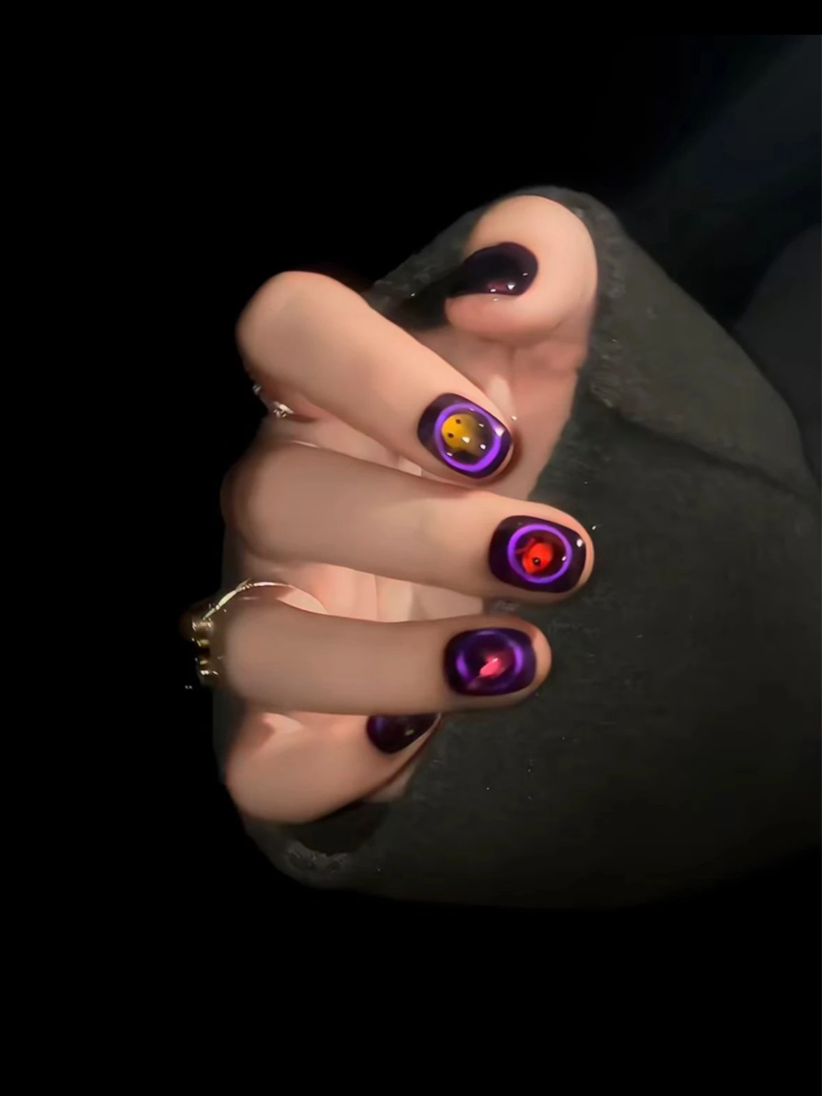 Handmade ghost pumpkin nail art, Halloween-themed, dark, glittery cat-eye, sweet and cool, short nails that flatter fair skin.