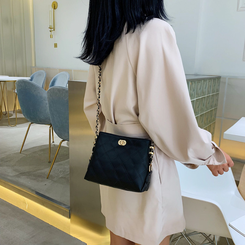 Lamode high leather advanced sense small bag female 2019 new autumn winter French niche package texture chain diagonal bag