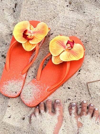 夏季新款蝴蝶兰花朵人字拖海边沙滩鞋女生度假休闲凉拖鞋平底拖鞋
