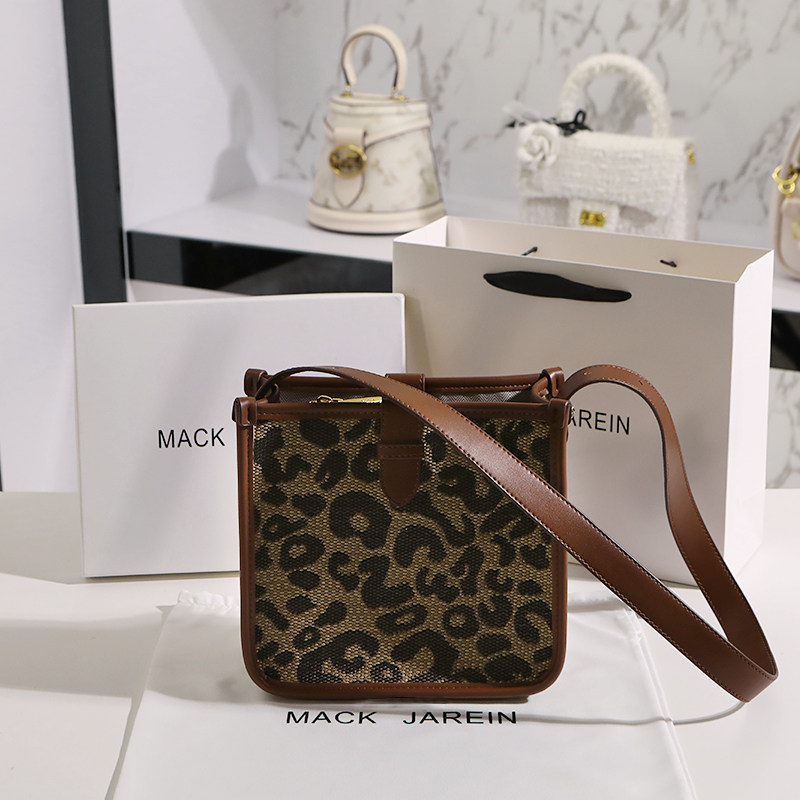 Shanghai Warehouse Spot Special Teller for Withdrawal Cabinet Ottles Discount shop Han Edition BAO WEN Inclined Cross Single Shoulder Bag Pet Bag