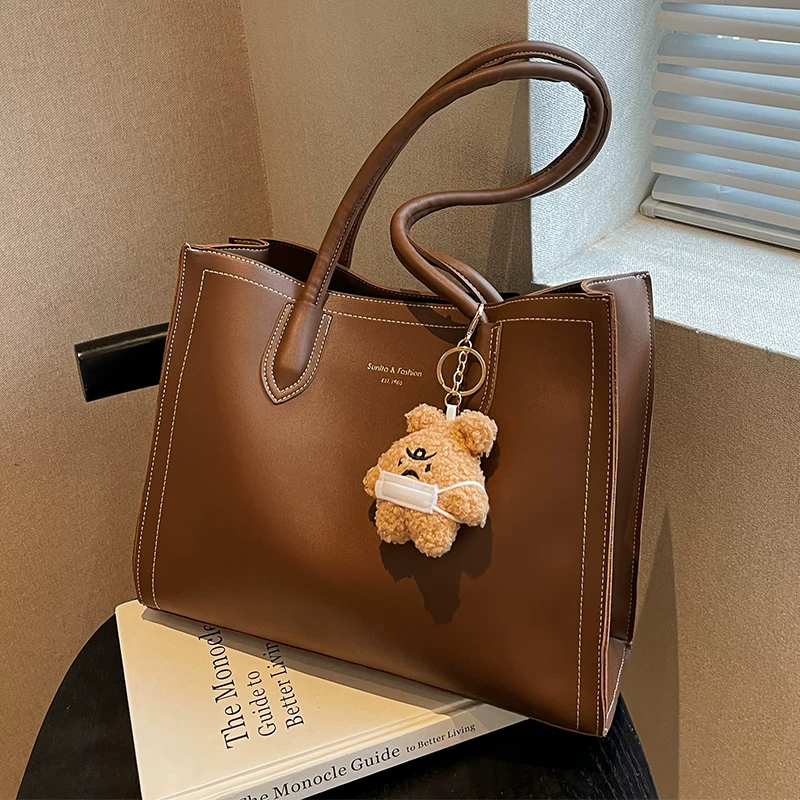 Capacious shoulder bag, one-shoulder bag