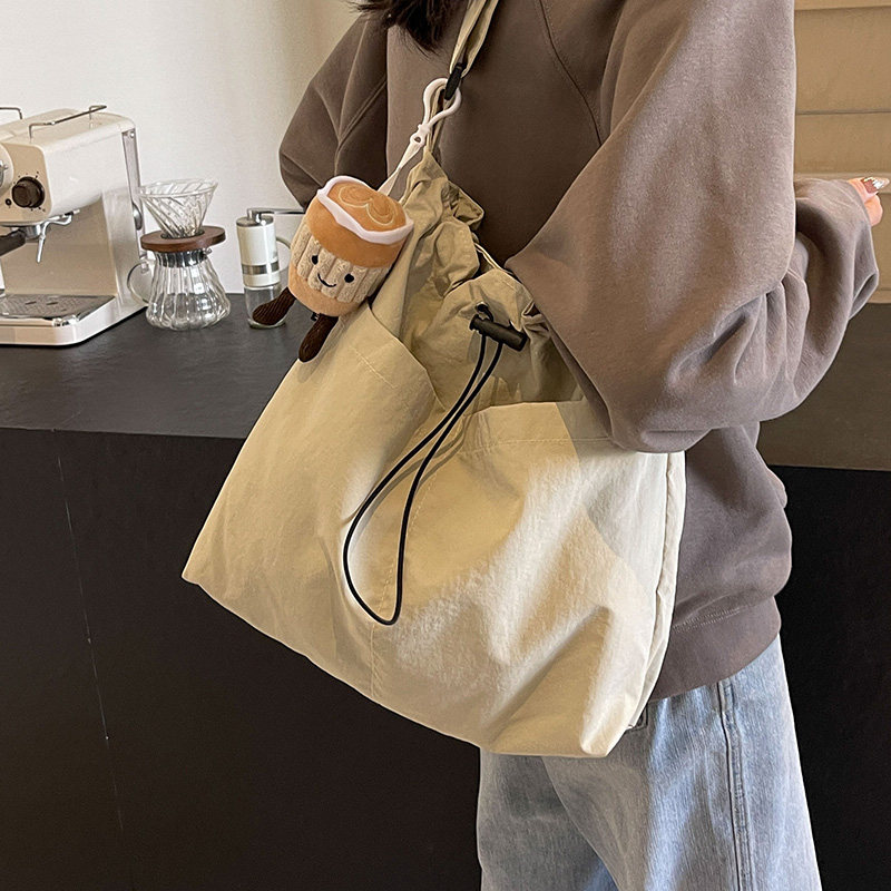 Повседневная большая женская сумка, новинка 2025 года, модная тканевая сумка на плечо, сумка-тоут большой емкости, классная пригородная сумка-мессенджер