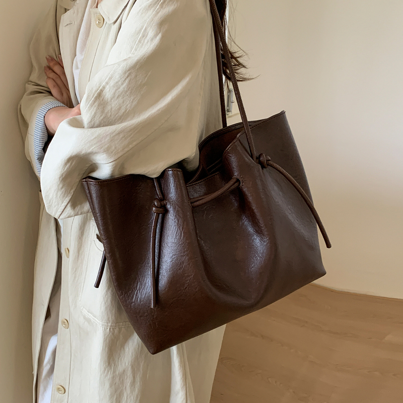 High-End Commuter Bag for Women 2026 New Trendy Fashion Spring Retro Shoulder Bag Large Capacity Tote Bag