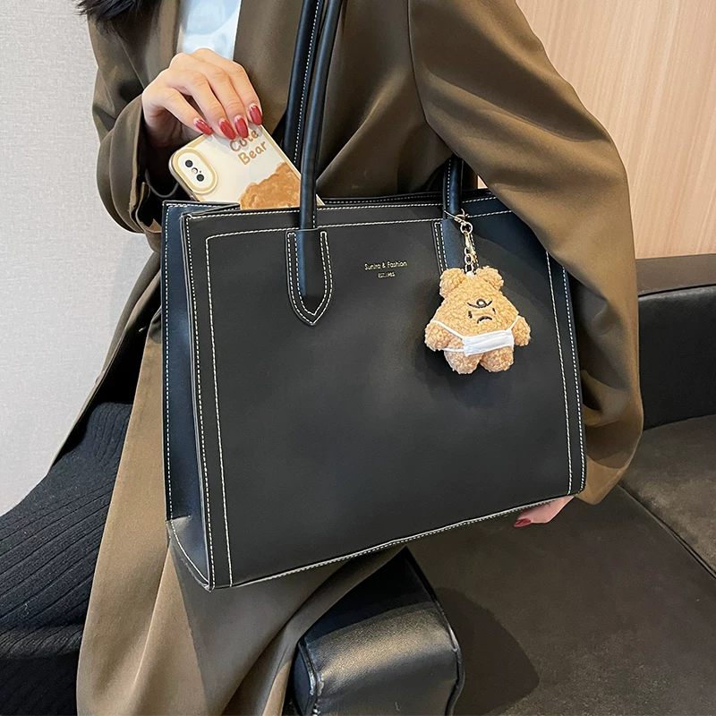 Capacious shoulder bag, one-shoulder bag