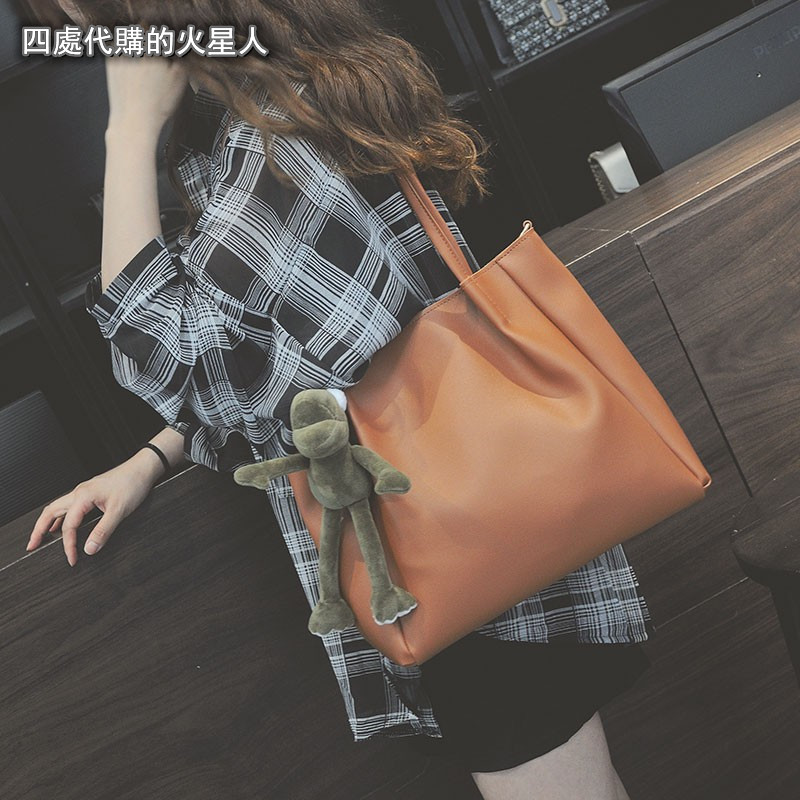 French ZAMP autumn girl 2022 new trendy Korean version of the wild messenger bag large-capacity one-shoulder fashion Western style tote bag