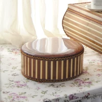 Полосанный круглый сидящий пирс