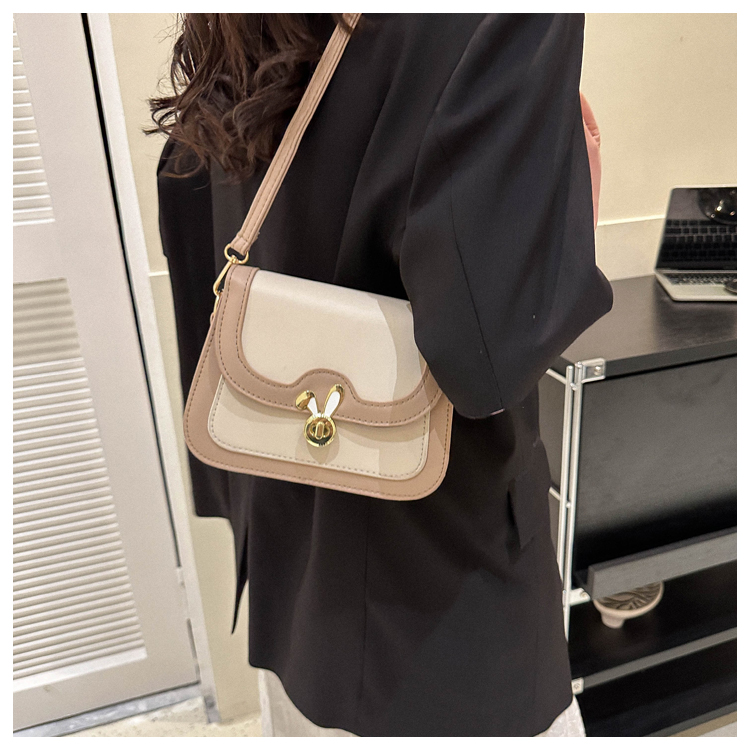 Hochwertige strukturierte kleine Tasche für Damen Sommer 2023 neue Nischen-Umhängetasche mit einer Schulter modische Damen beliebte kleine quadratische Tasche_voghion.com