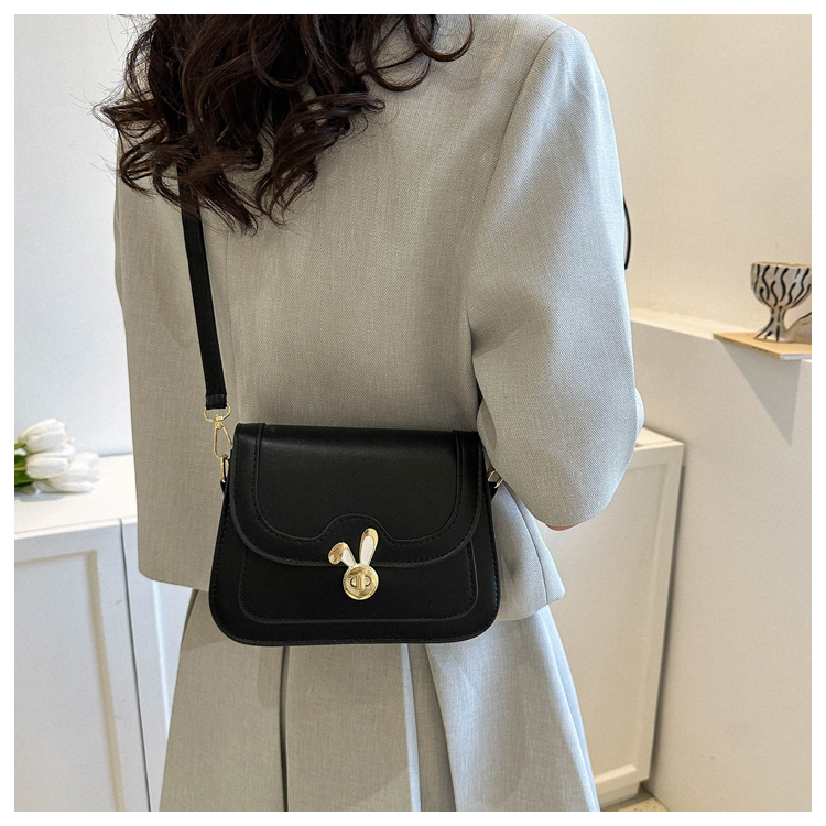 Hochwertige strukturierte kleine Tasche für Damen Sommer 2023 neue Nischen-Umhängetasche mit einer Schulter modische Damen beliebte kleine quadratische Tasche_voghion.com
