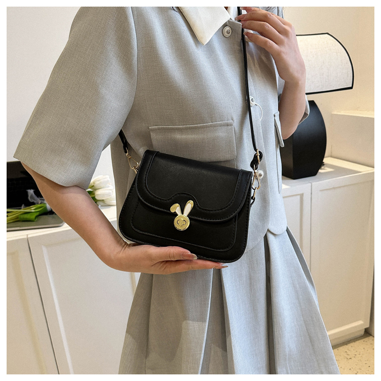 Hochwertige strukturierte kleine Tasche für Damen Sommer 2023 neue Nischen-Umhängetasche mit einer Schulter modische Damen beliebte kleine quadratische Tasche_voghion.com