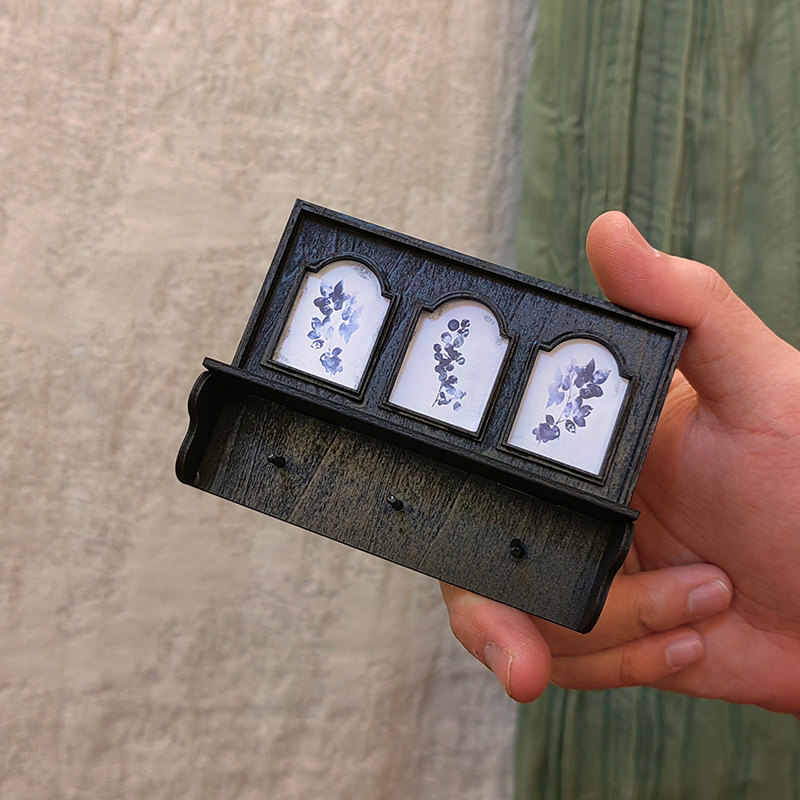 Set De Miniaturas Escala 1:12 Para Casa De Muñecas: Teléfono, Tablilla Y 8 Lápices De Madera Y Metal – Ideal Para Decorar Salas O Dormitorios (Odoria)