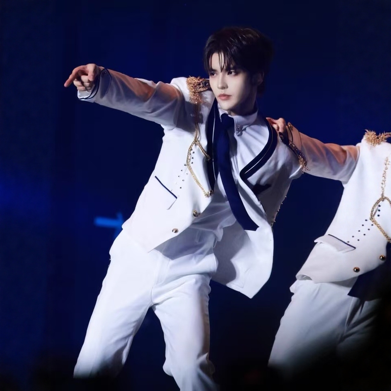 White Performance Outfit for Male Groups, Stage Outfit for Singers, Metallic Decoration Casual Suit, Korean-Style Jacket White Performance Outfit for Male Groups, Stage Outfit for Singers, Metallic Decoration Casual Suit, Korean-Style Jacket