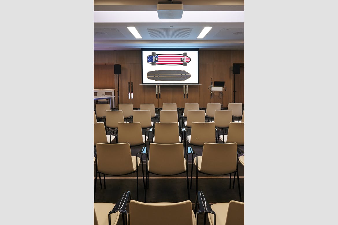 会议室电视/投影屏幕样机模板v2 Conference_Room_Screen-VERT-Mockup设计素材模板