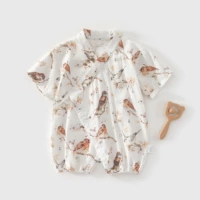 Летняя марлевая сорока и цветок на белом фоне