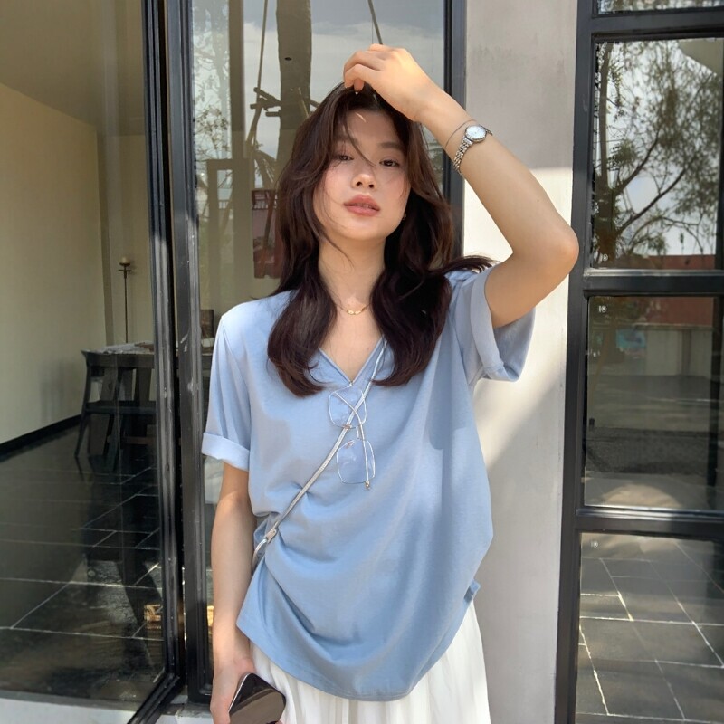 Dopamine Blue Loose Casual V-Neck Rolled Edge Short-Sleeve T-Shirt for Women, Summer Lazy and Relaxed Style, Slimming Pure Cotton Top